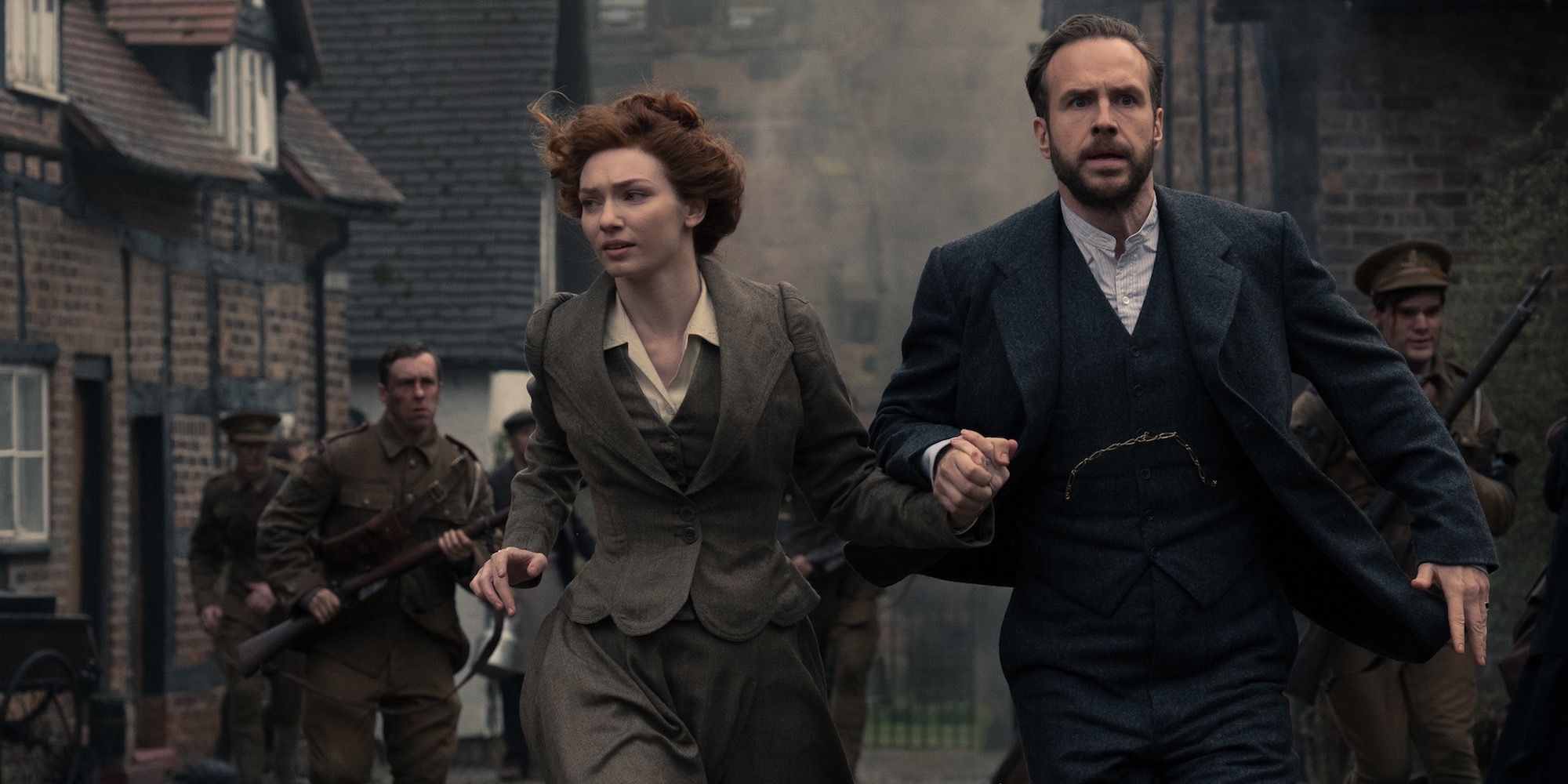 George and Amy run through the streets of Edwardian London.