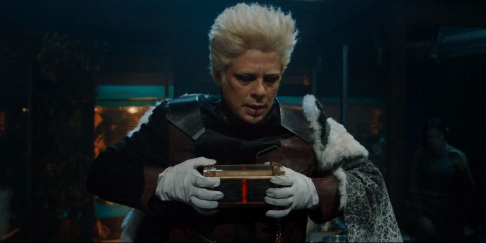 Benicio del Toro como o Colecionador com a Joia da Realidade em Thor The Dark World
