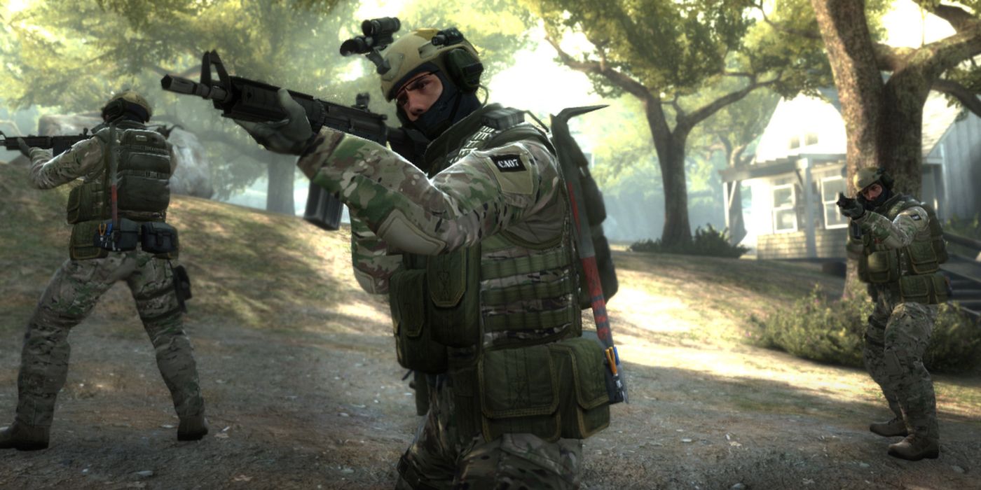 Soldiers wielding guns in the open in Counter Strike Global Offensive