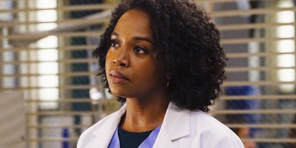 Stephanie parece desanimada em Grey's Anatomy.