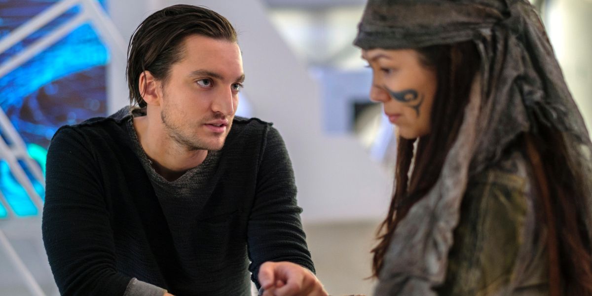 Richard Harmon and Luisa D'Oliveira in The 100