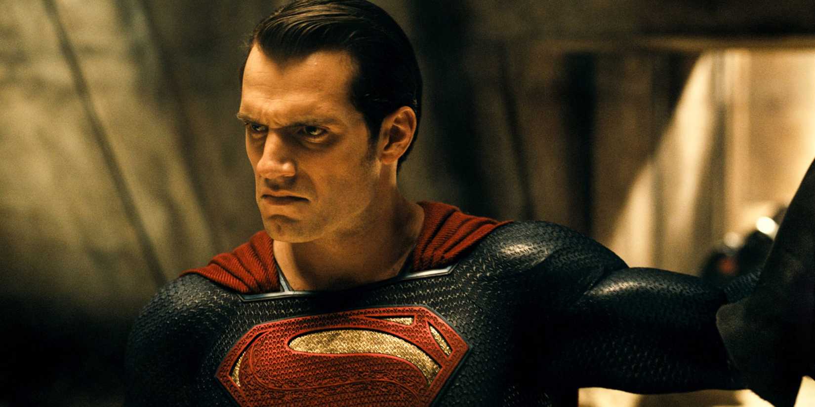 Knightmare Superman removing Batman's cowl in Batman V Superman: Dawn Of Justice (2016)