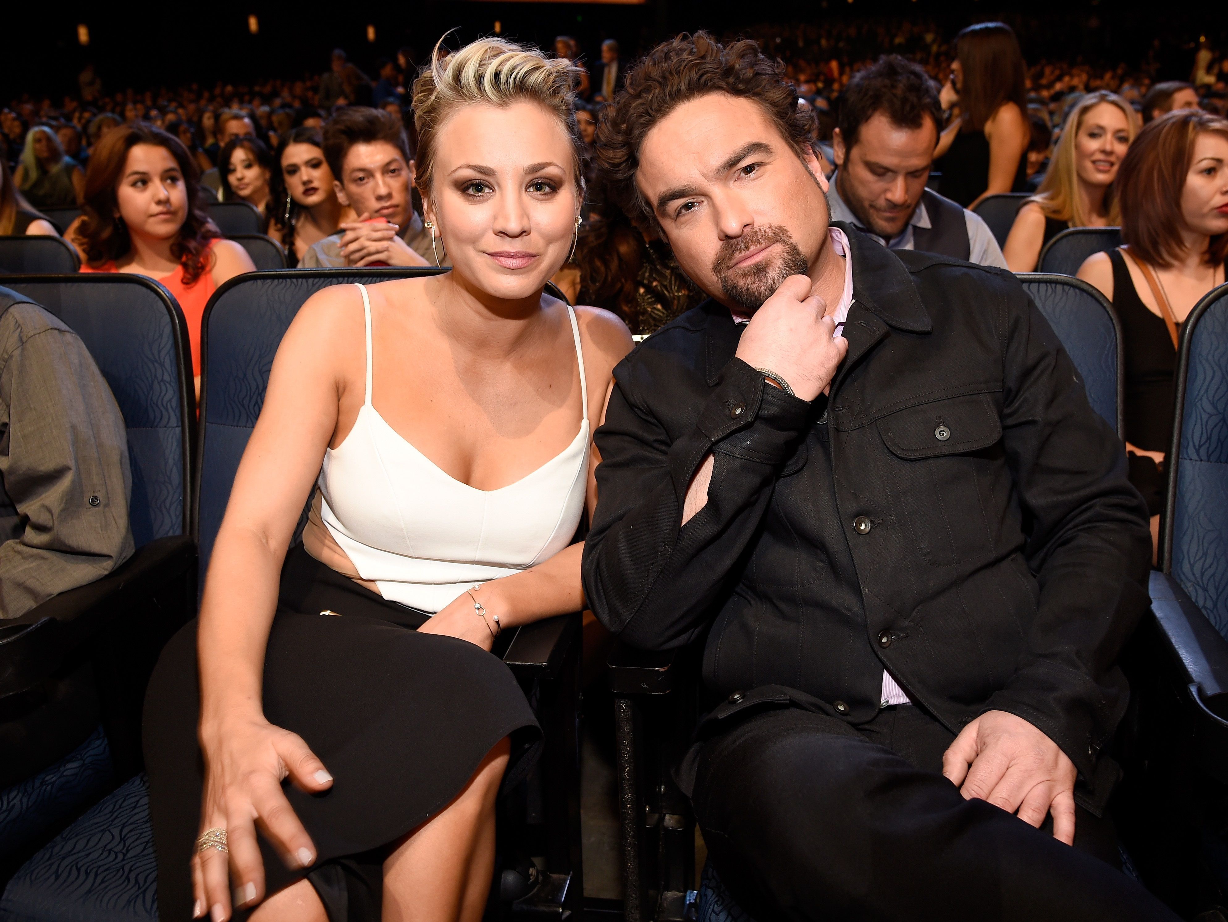 Kaley Cuoco and Johnny Galecki Seated Togather 