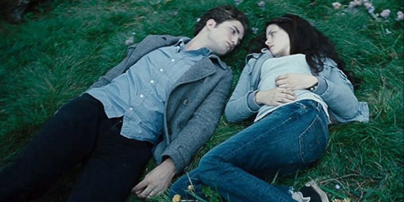 トワイライトの牧草地に横たわるエドワードとベラ