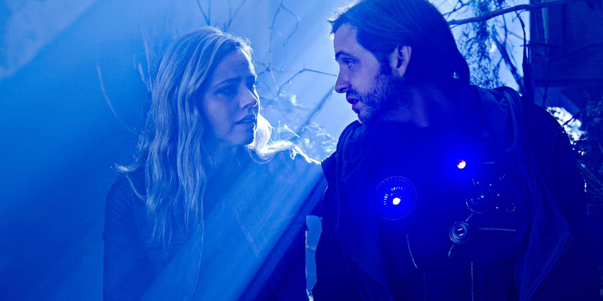 Amanda Schull and Aaron Stanford in 12 Monkeys