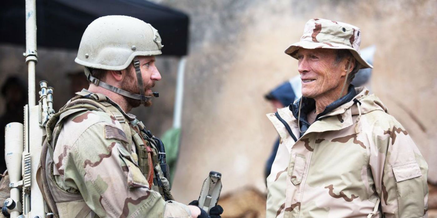 Bradley Cooper e Clint Eastwood no set de 'American Sniper' (foto: Warner Bros)