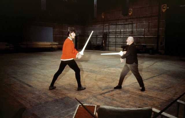 Dave Prowse and Alec Guiness rehearse lightsaber fights