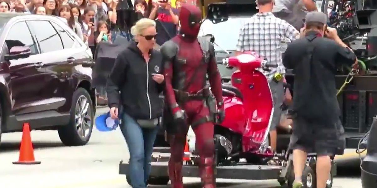 Deadpool 2 - Ryan Reynolds walking to set