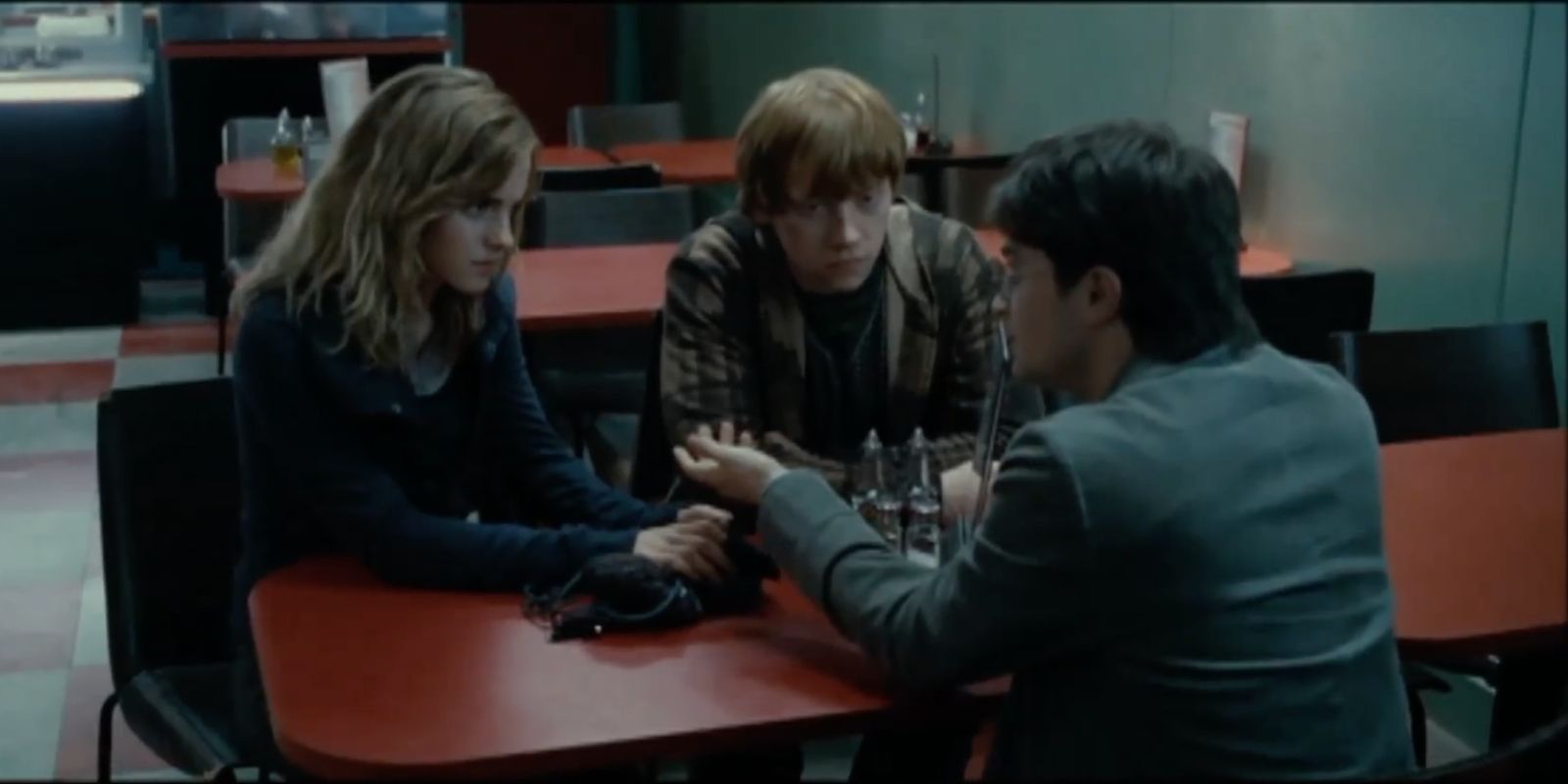 Harry, Ron e Hermione em um café em Harry Potter e as Relíquias da Morte Parte 1.
