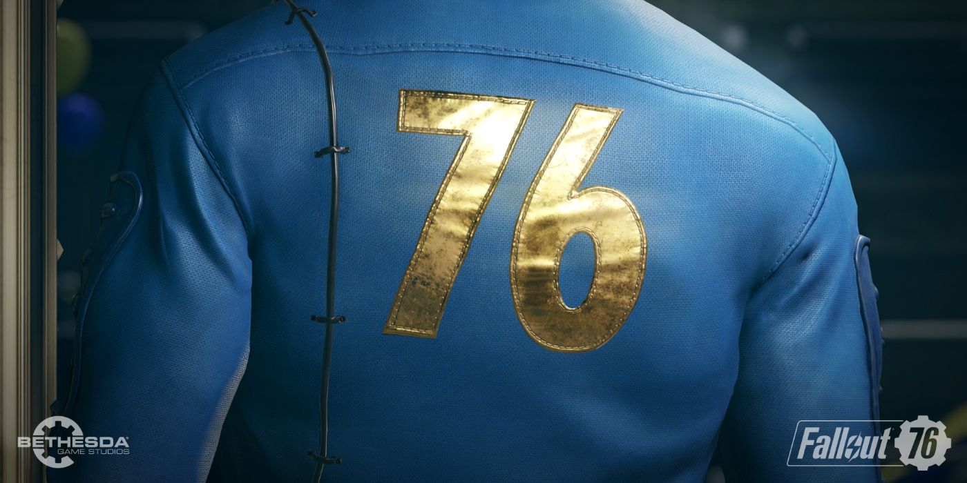 Um terreno baldio vestindo um macacão 76 observa Fallout 76
