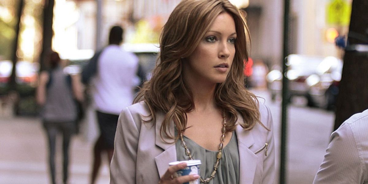 Juliet Sharp walks down the street while holding a cup of coffee in Gossip Girl