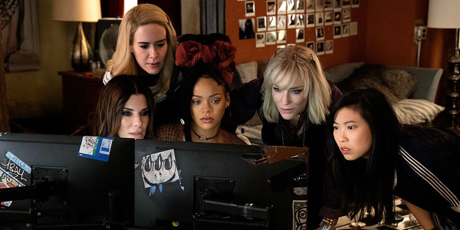 The cast of Ocean's 8.looking at a computer