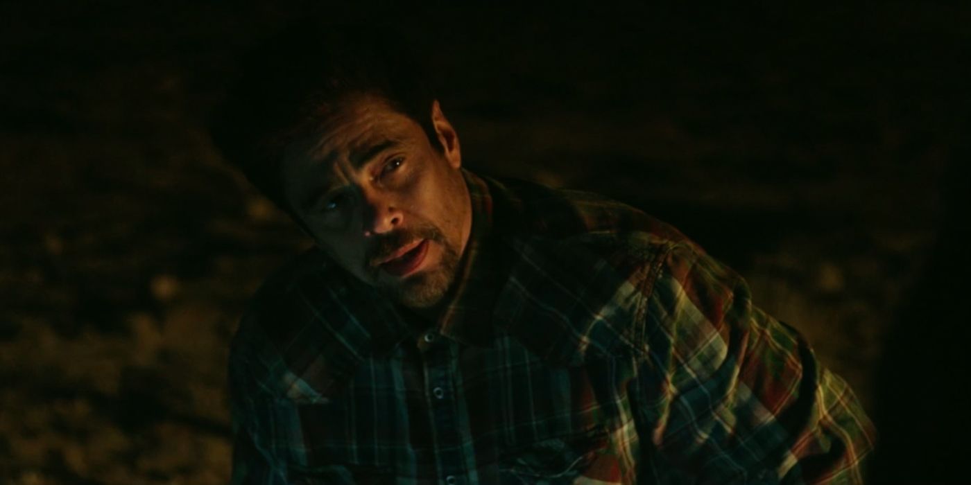 Benicio del Toro as Alejandro looking up in Sicario 2