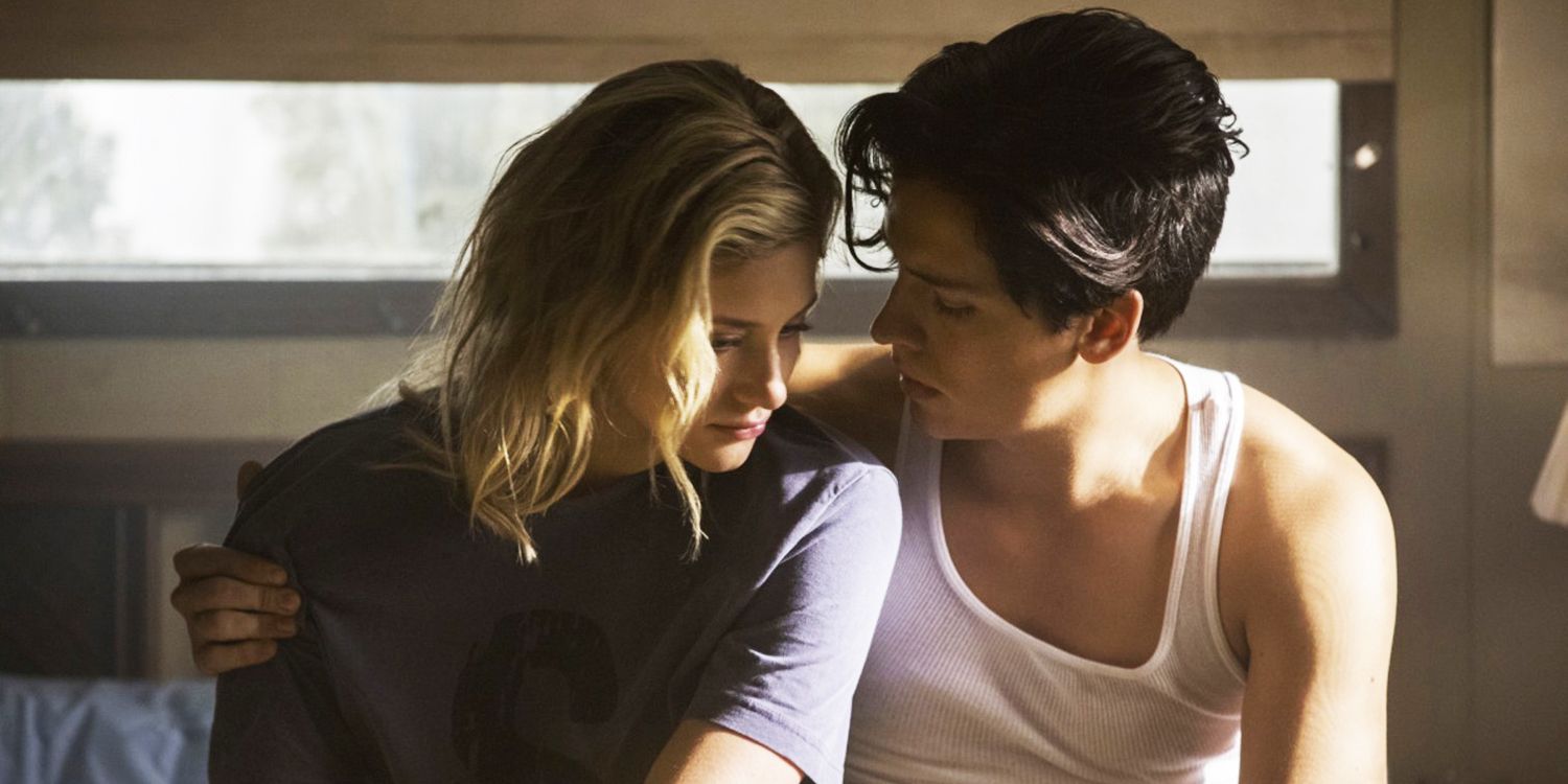 Jughead puts him arm round Betty in Riverdale