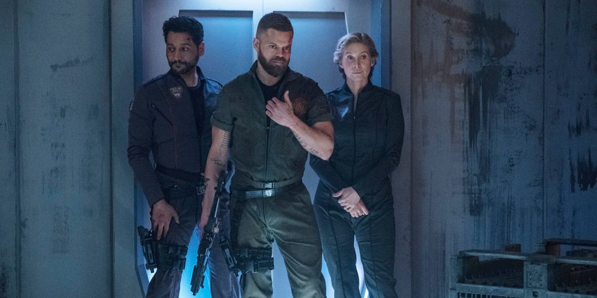Cas Anvar Wes Chatham and Elizabeth Mitchell in The Expanse Season 3