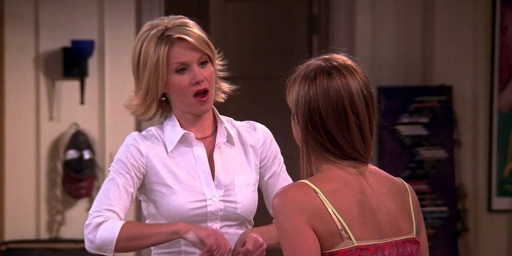 Amy talking to Rachel in Friends