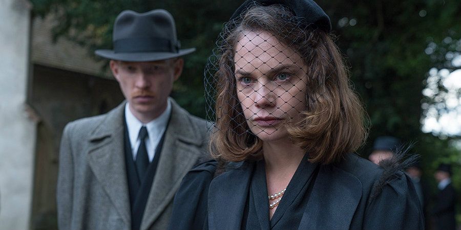 Dohmnall Gleeson and Ruth Wilson in The Little Stranger