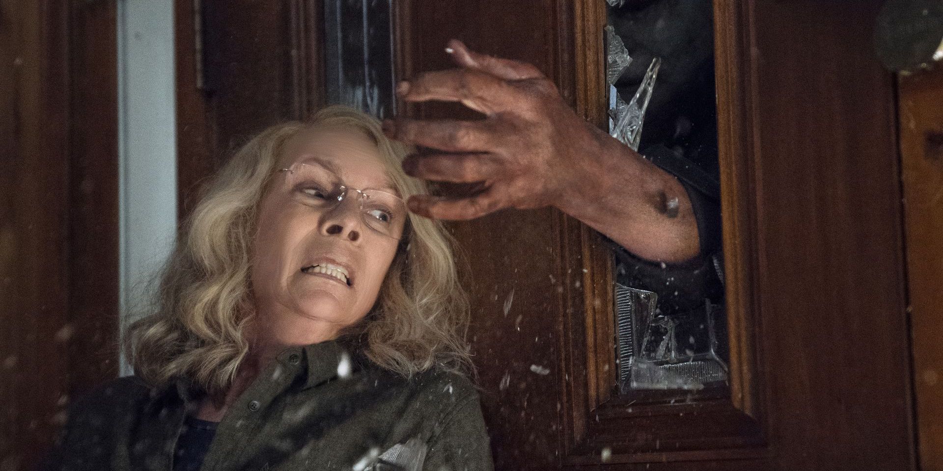 Michael attacks Laurie in Halloween (2018)