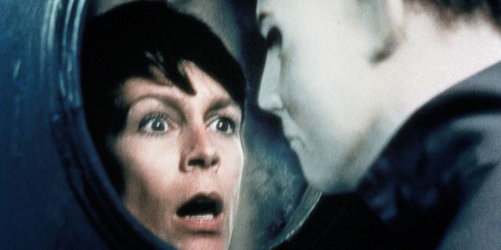 Laurie Strode olhando para Michael Myers no Halloween: H20