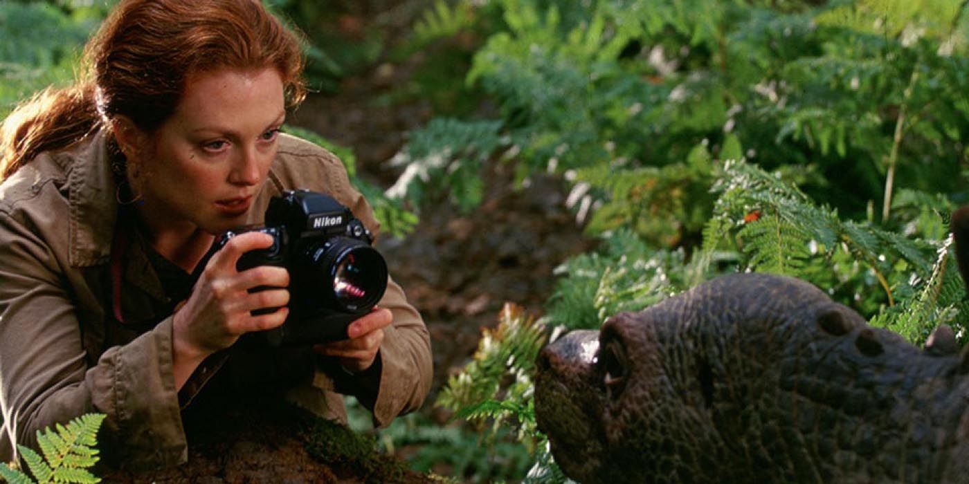 Julianne Moore como Sarah Harding com uma câmera em The Lost World-Jurassic Park