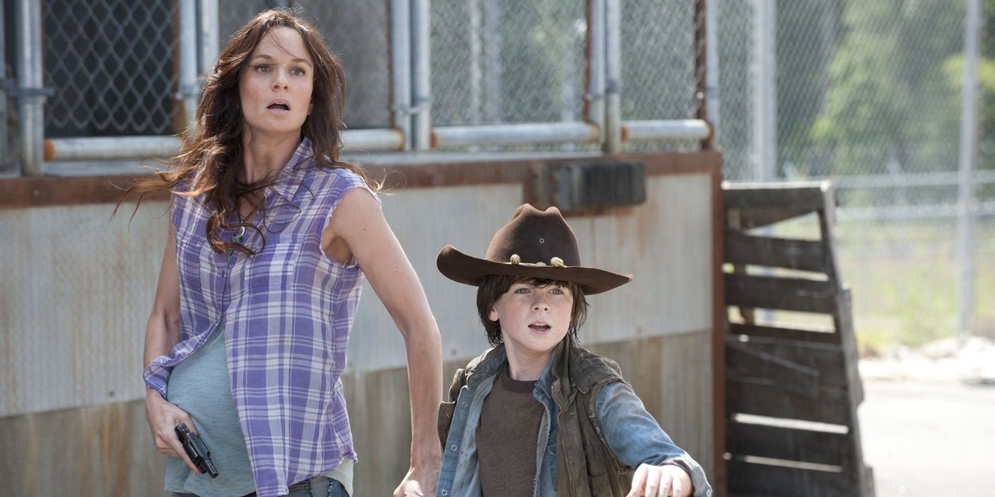 Lori-pregnant-with-Carl-in-The-Walking-Dead