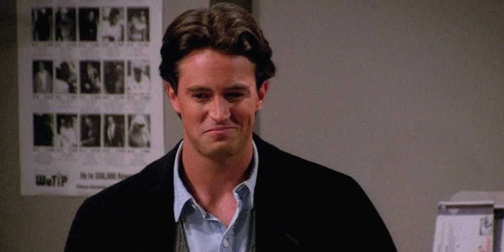 Chandler Bing sorrindo em Friends.