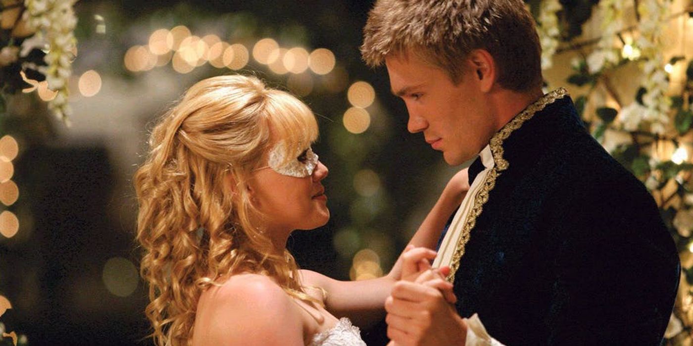 Sam and Austin dancing together in A Cinderella Story