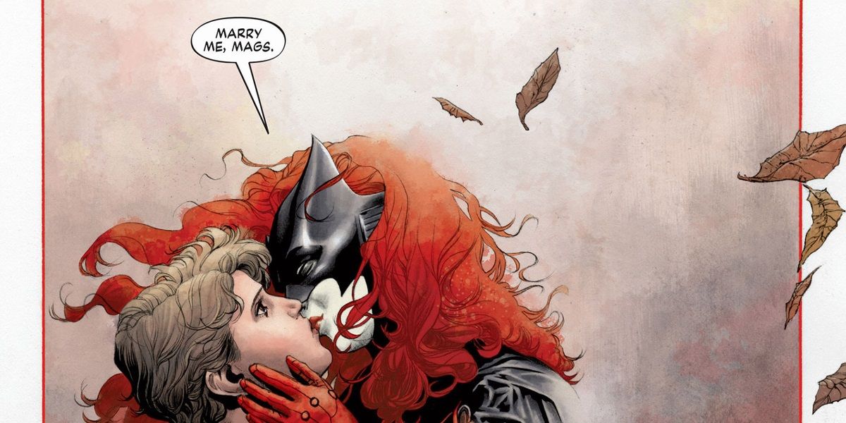 Batwoman-and-Maggie-Sawyer-engaged