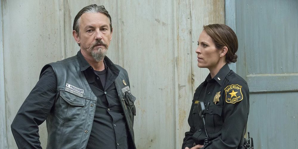 SAMCRO member Chibs and Sheriff Jarry in Sons of Anarchy