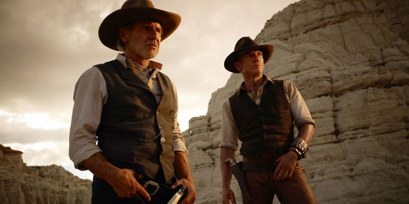 Jake and Woodrow at the desert looking to the distance in Cowboys and Aliens.