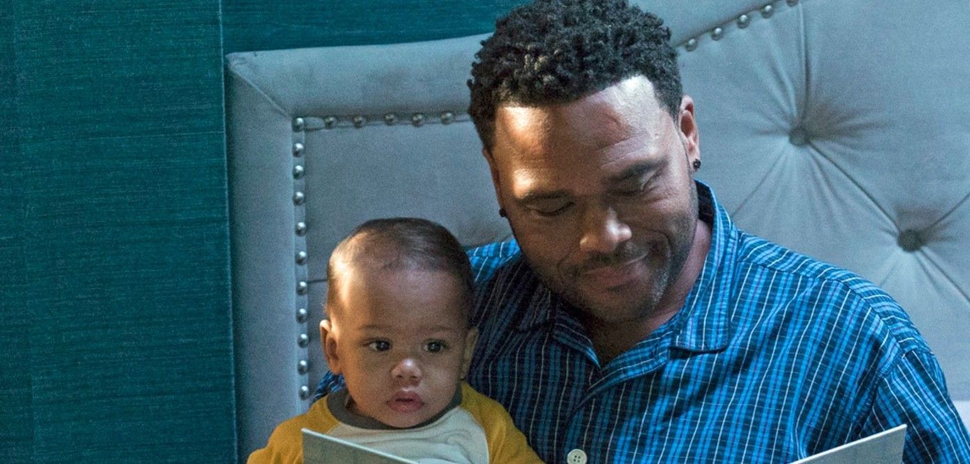 Dre reads his grandson a bedtime story in Black-ish