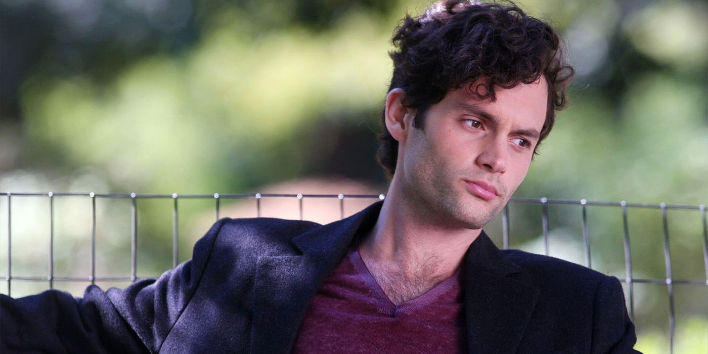 Penn Badgley como Dan sentado en un banco del parque en Gossip Girl.