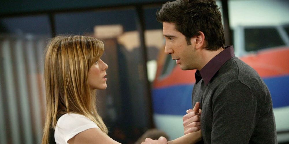 Ross e Rachel conversando em um aeroporto em Friends.