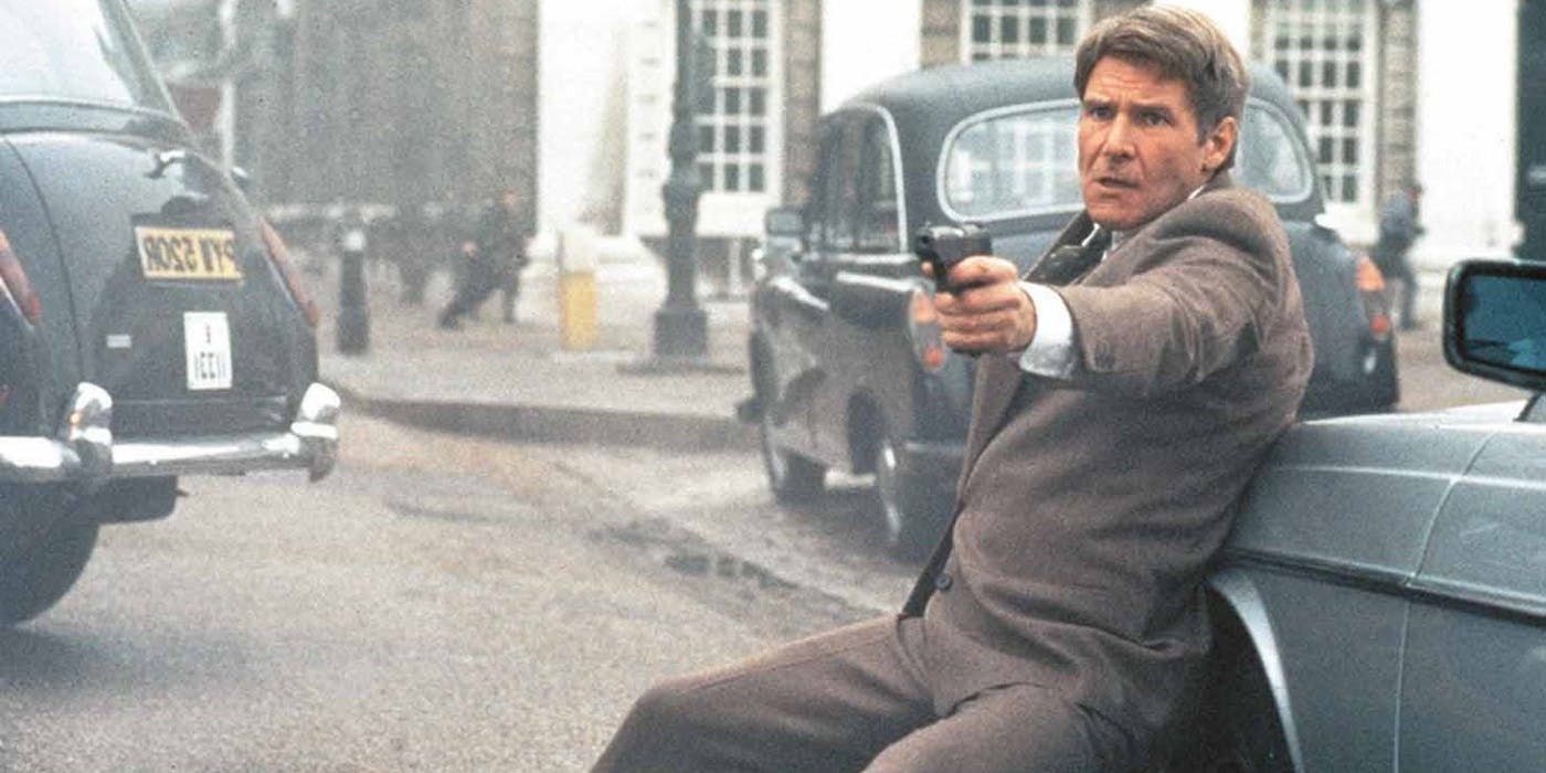Harrison Ford sebagai Jack Ryan memegang pistol di Patriot Games