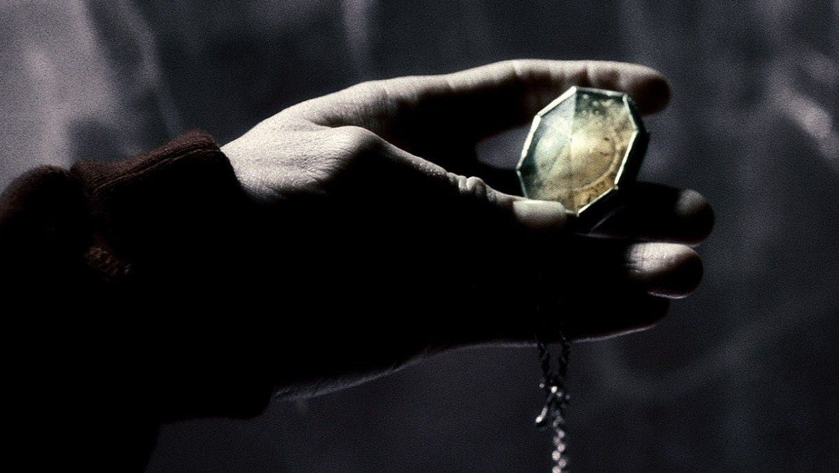 Harry Potter - Salazar Slytherin's locket being held by an unknown hand