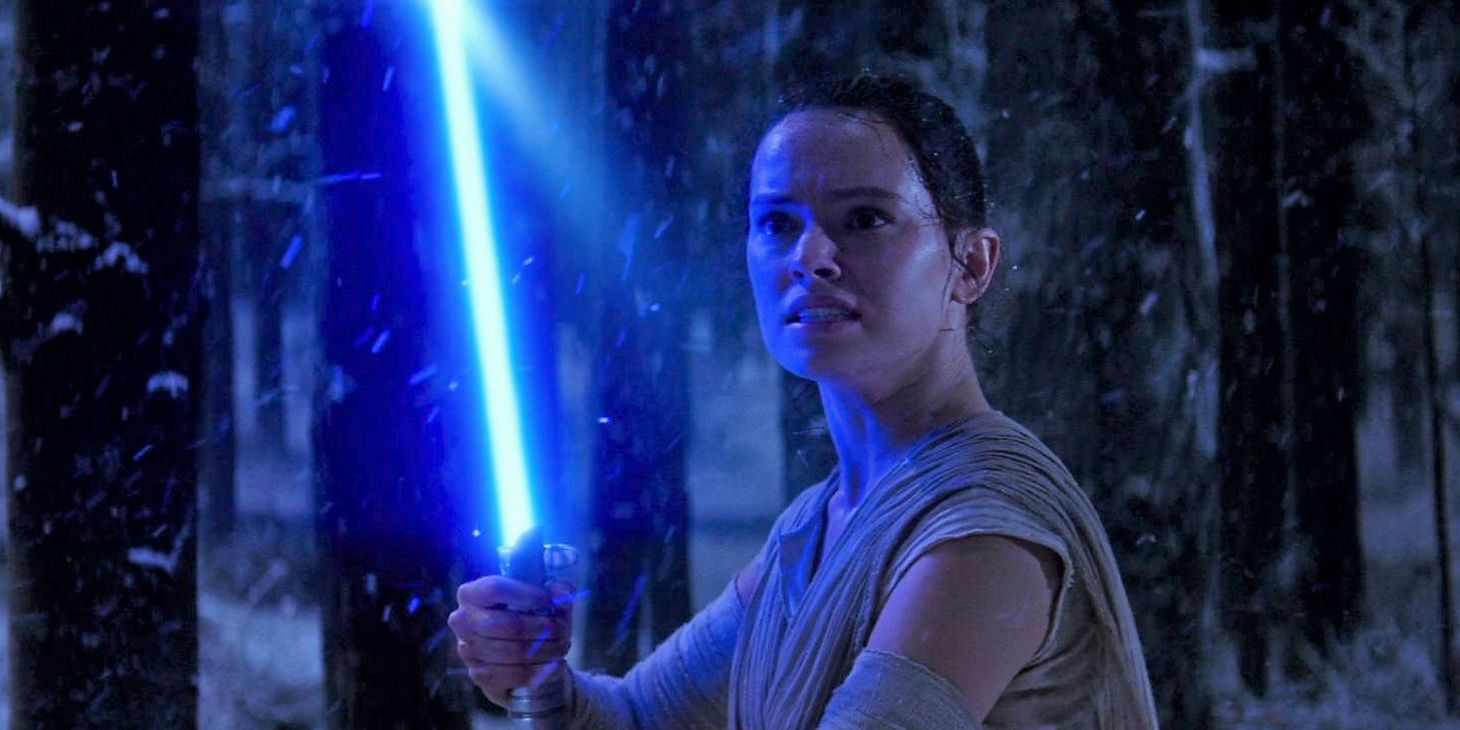 Rey menggunakan lightsaber di Star Wars The Force Awakens