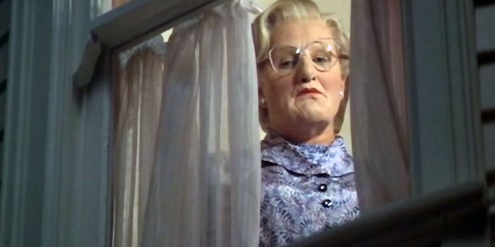 Robin Williams olhando pela janela como a Sra. Doubtfire