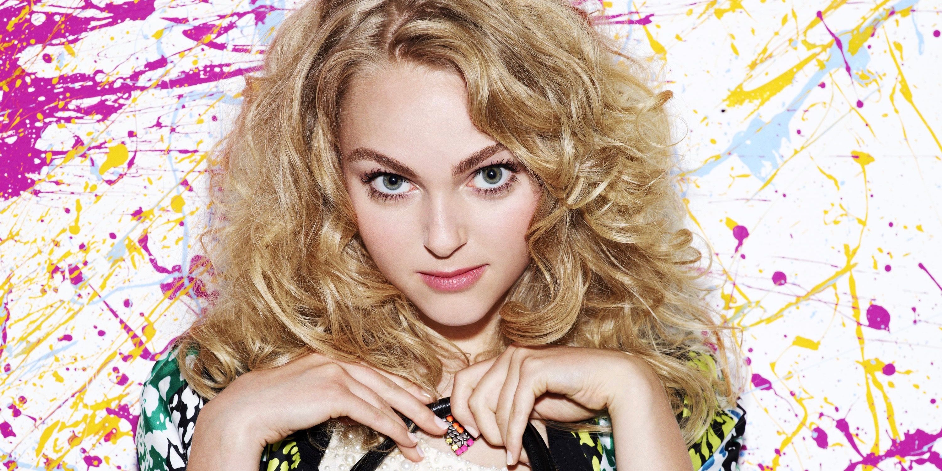 Promo image for The Carrie Diaries showing Carrie Bradshaw