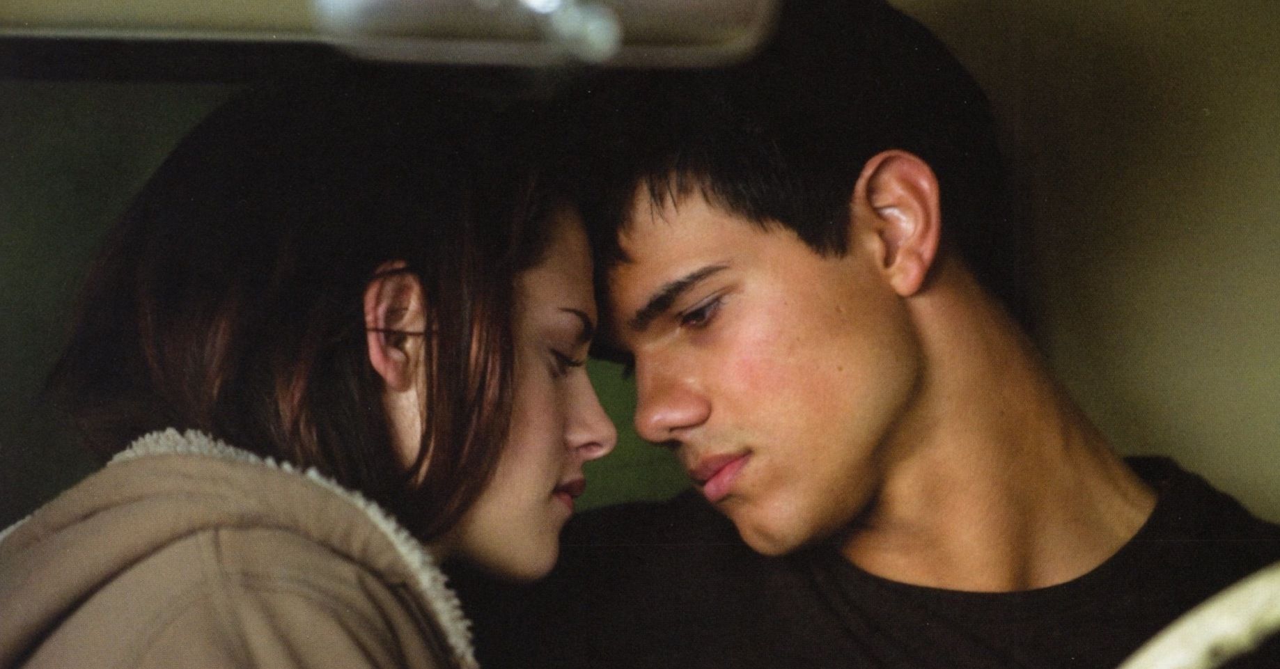 Bella and Jacob almost kiss in New Moon.
