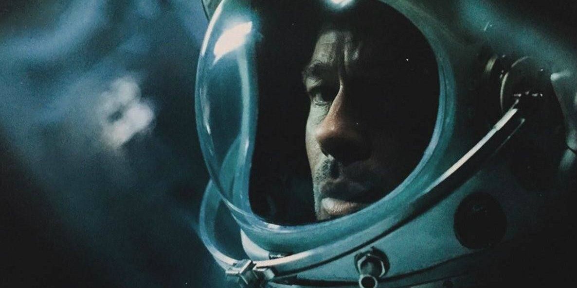 Brad Pitt olhando de lado, usando um capacete de astronauta no Ad Astra
