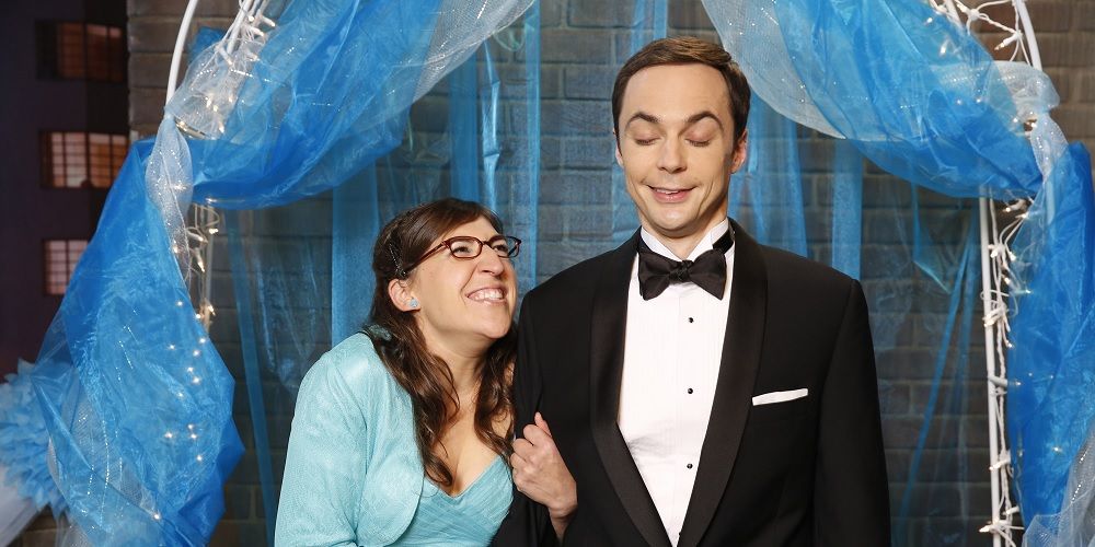 Sheldon and Amy posing for a picture at prom in TBBT