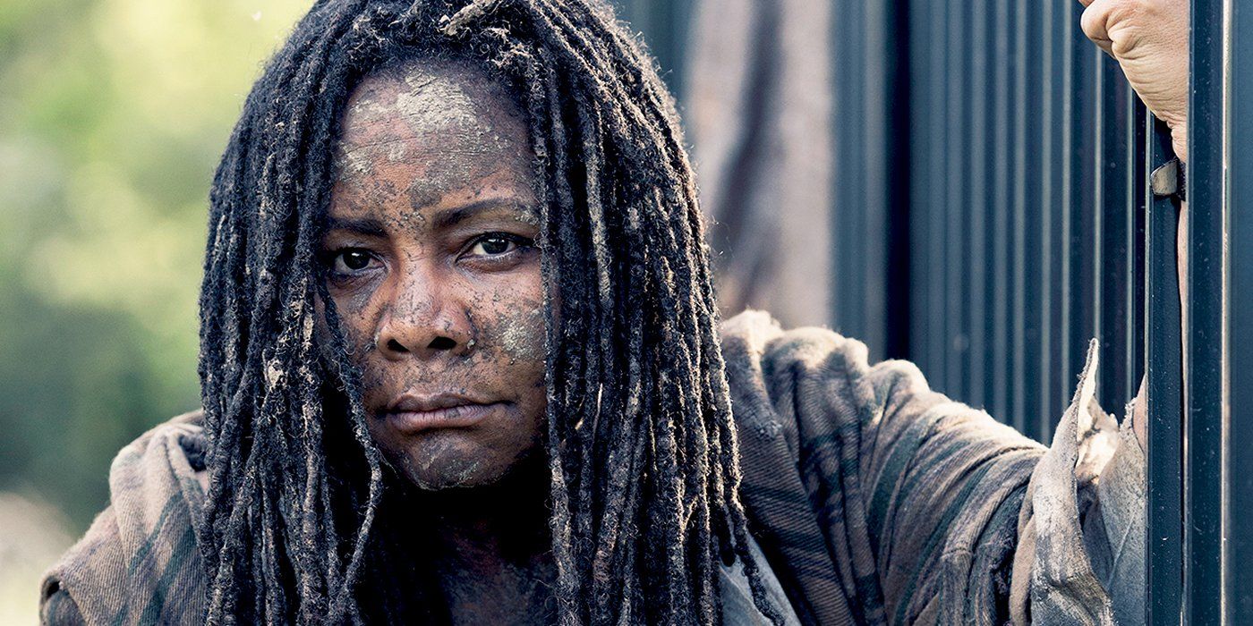 Tonya Pinkins as Martha in Fear the Walking Dead looking dirty and disheveled.