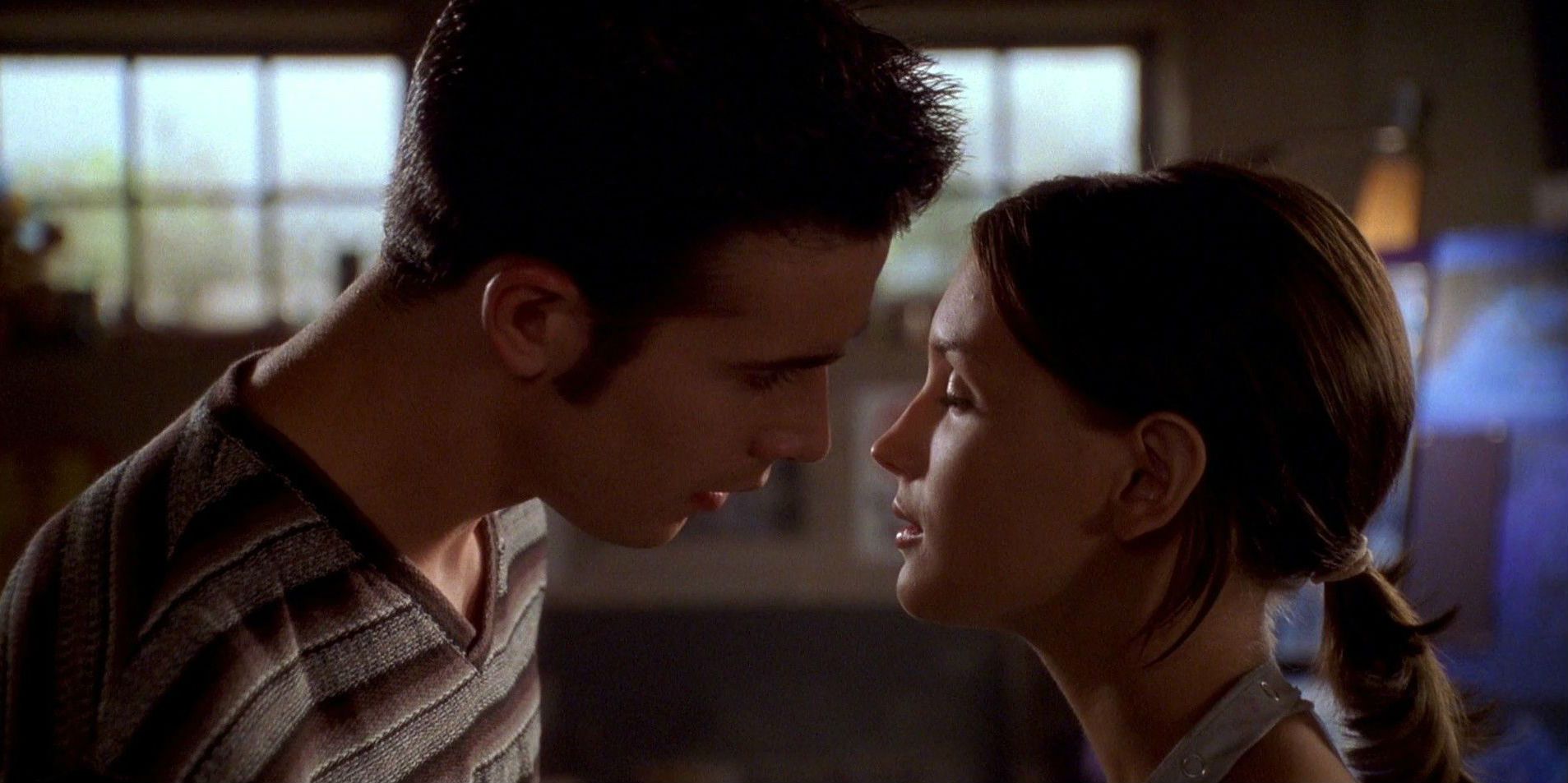 Freddie Prinze, Jr. and Rachael Leigh Cook kissing in She's All That