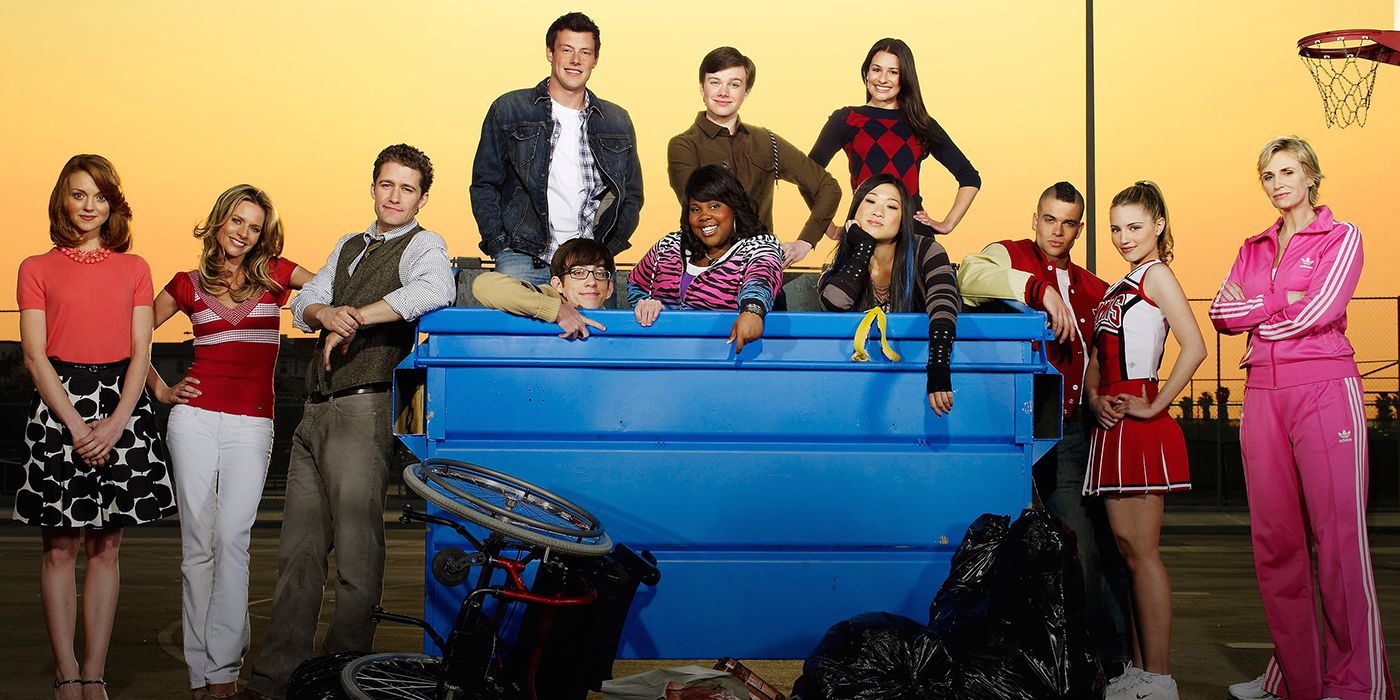 The cast of season one of Glee in a promo image
