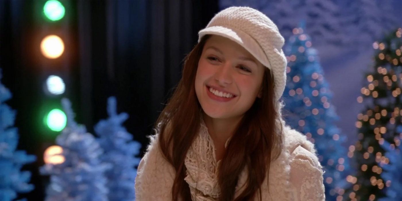 Marley se tient sur scène entouré d'arbres de Noël dans Glee