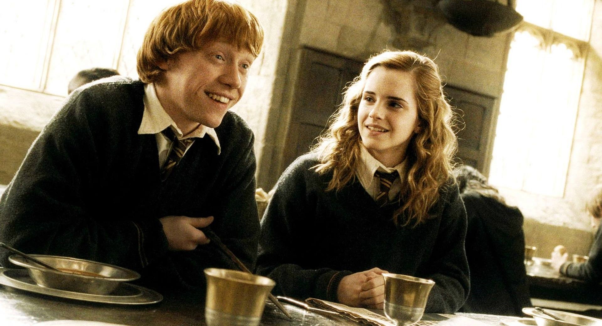 Hermione and Ron together at the table in Harry Potter