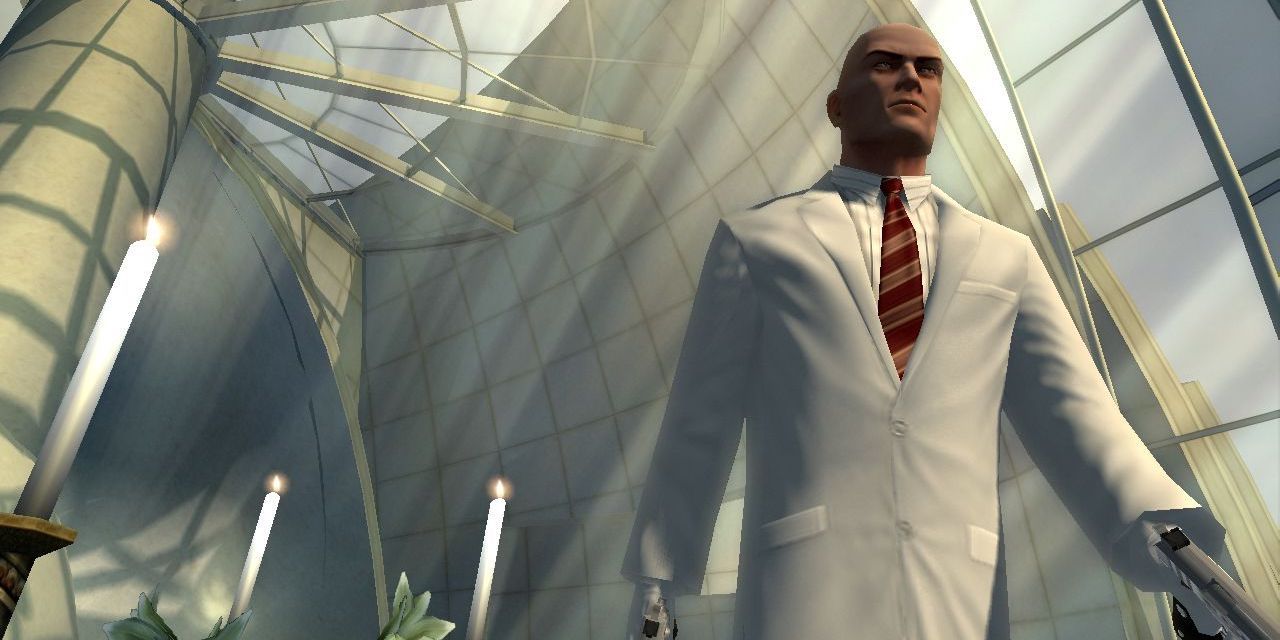 Agent 47 walking in a white suit