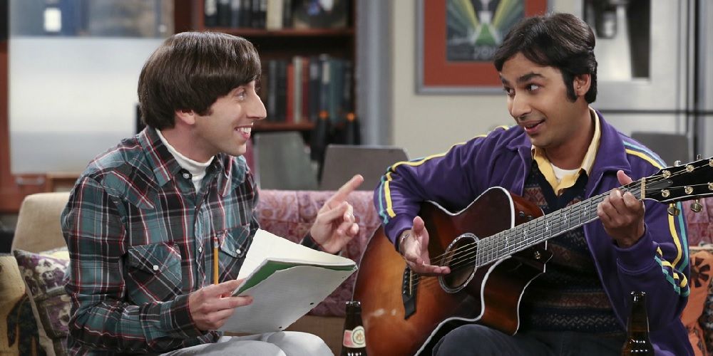 Howard Wolowitz e Raj Koothrappali in The Big Bang Theory suonano la chitarra