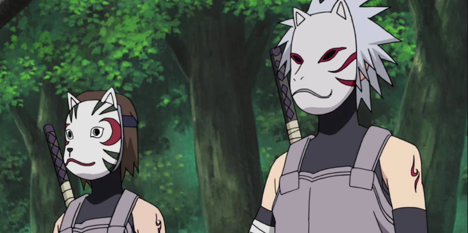 Kakashi und ein anderes Anbu-Mitglied tragen Masken, aber lassen ihre Tätowierungen in Naruto frei