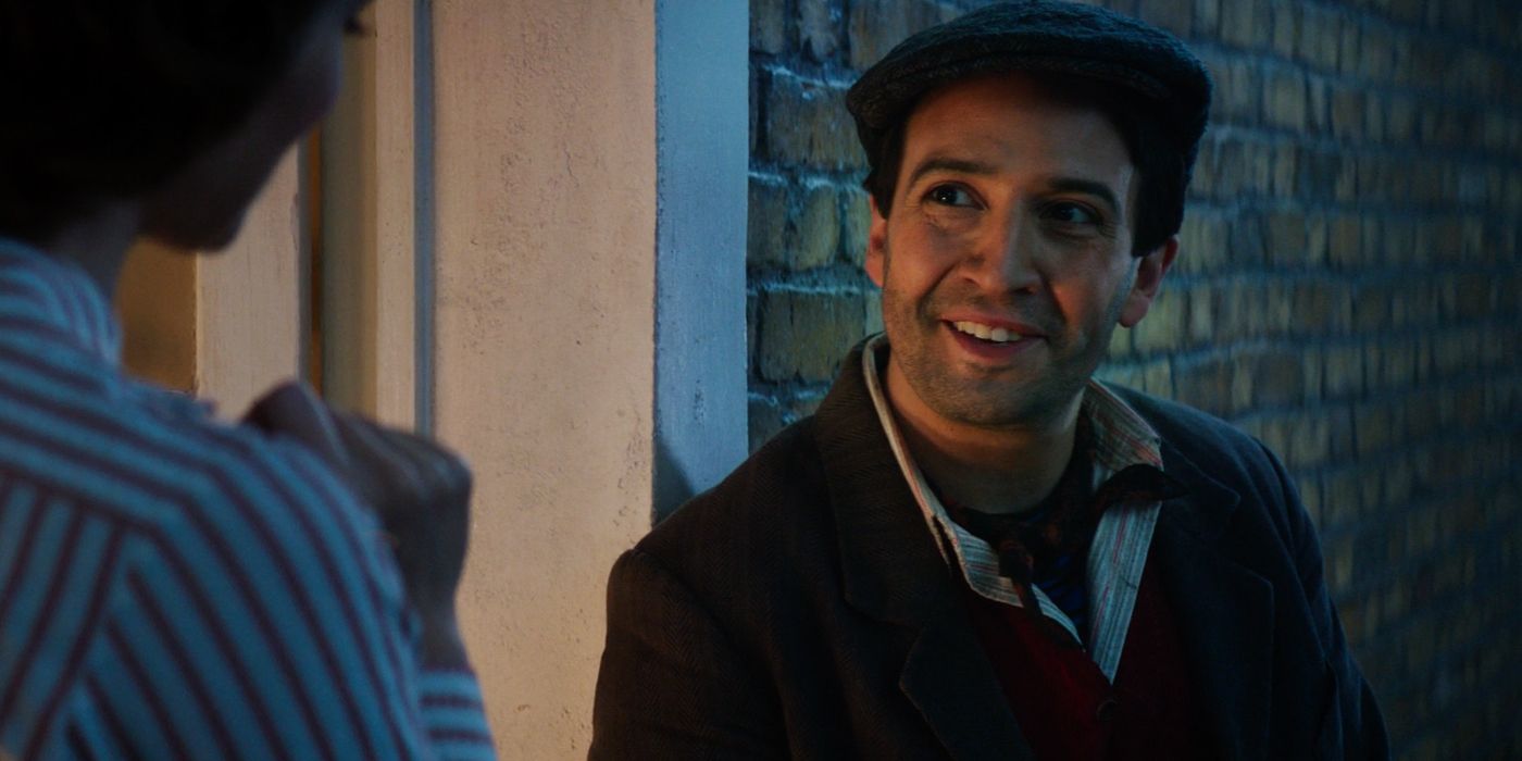 Jack (Lin-Manuel Miranda) sorri para Mary na porta em Mary Poppins Returns
